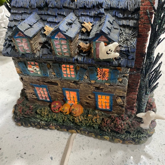 "Lily's Inn" The Munsters Halloween Village Hawthorne Village with COA - Picture 3 of 16